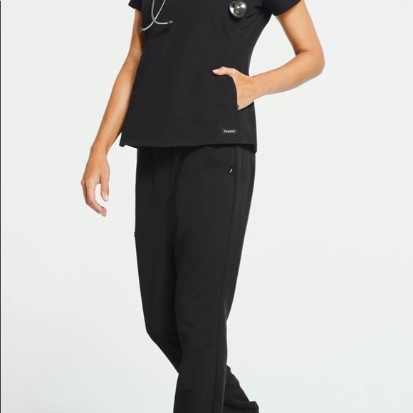 BNWT Jaanuu Scrub 3 pocket wrap mock top Size M black color - Picture 3 of 6